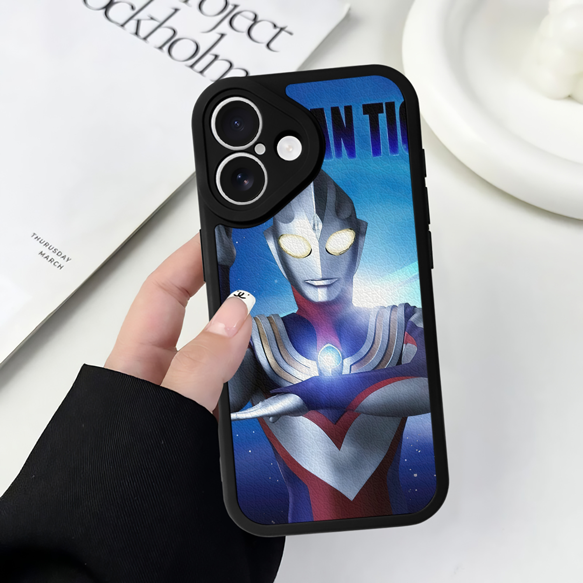 （画像用） ウルトラマン Ultraman 【iPhone 16シリーズ対応】シリコンスマホケース（レザー調） 材質：シリコン